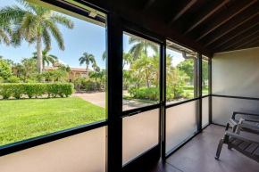 Breezy Naples Studio Condo with Screened Porch!